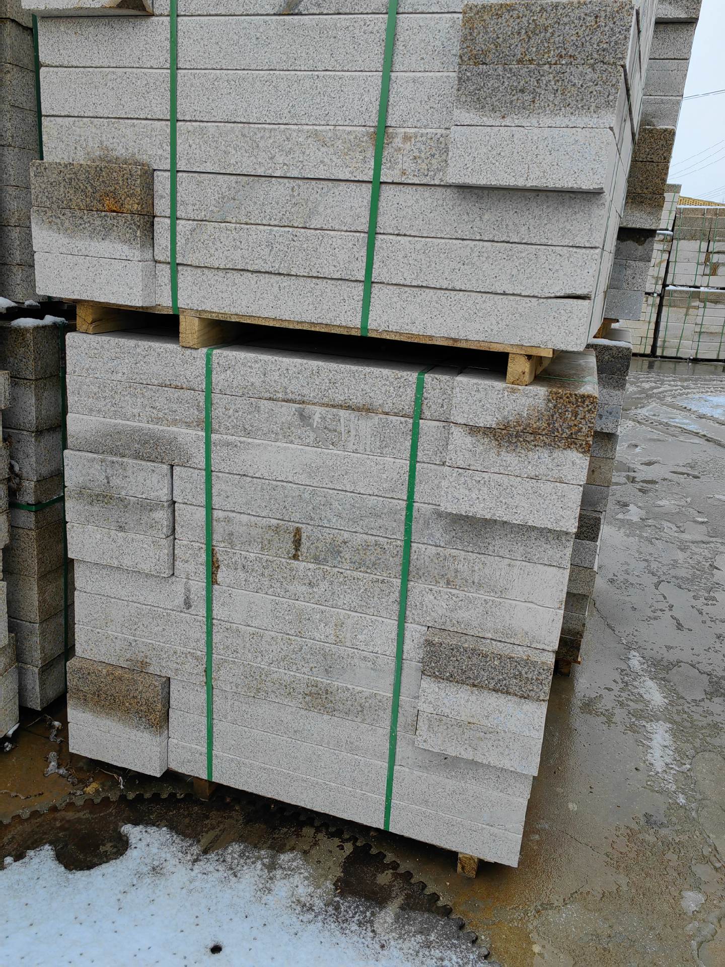 黃銹石塊石(圖2)